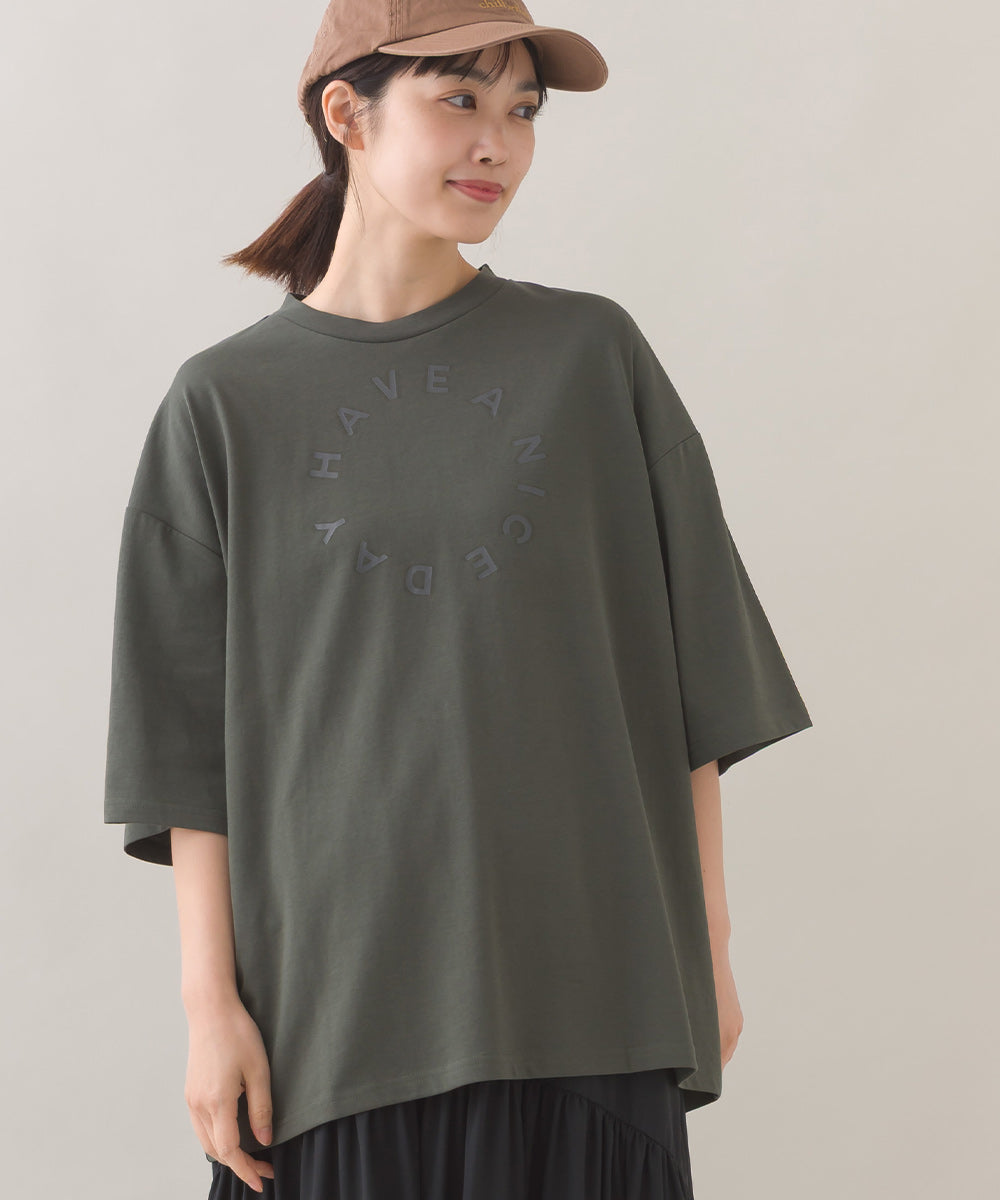 【OMNES】きれいめロゴプリントTシャツ HAVE A NICEDAY 半袖Tシャツ【253W427OMN016】