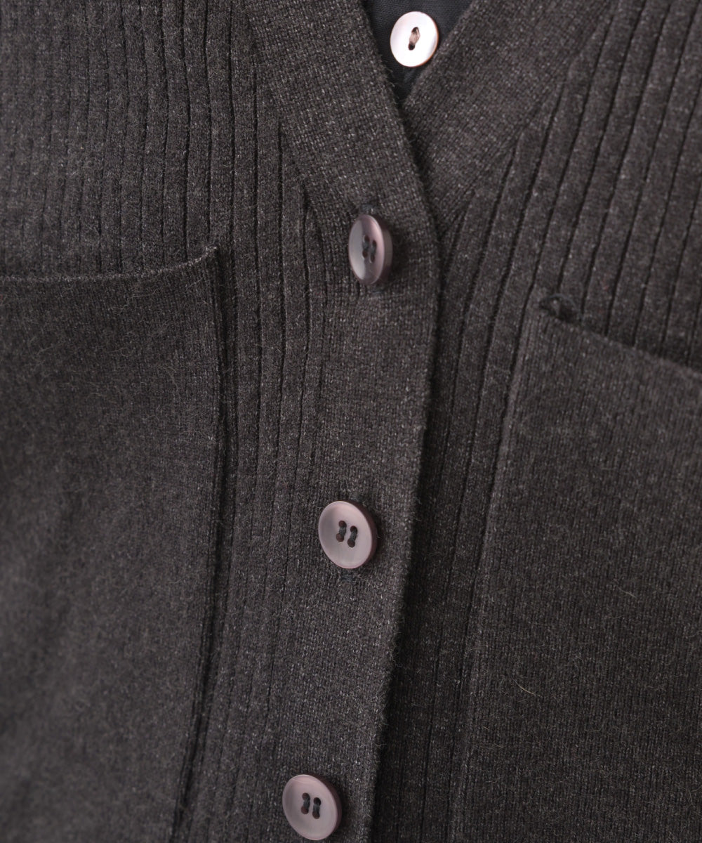 【OMNES】ハイゲージリブVネック胸ポケ袖スリットニットカーディガン【253W427OMN064】