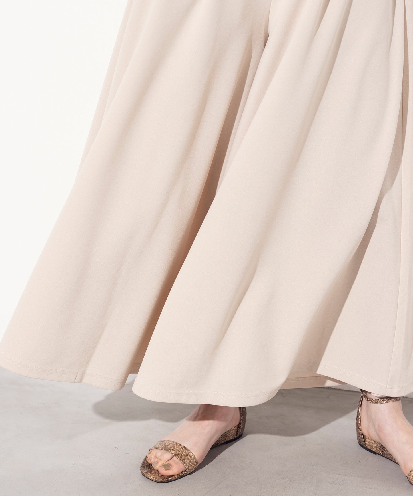 【OMNES】ストレッチ梨地タックフレアパンツ【7121-2048】