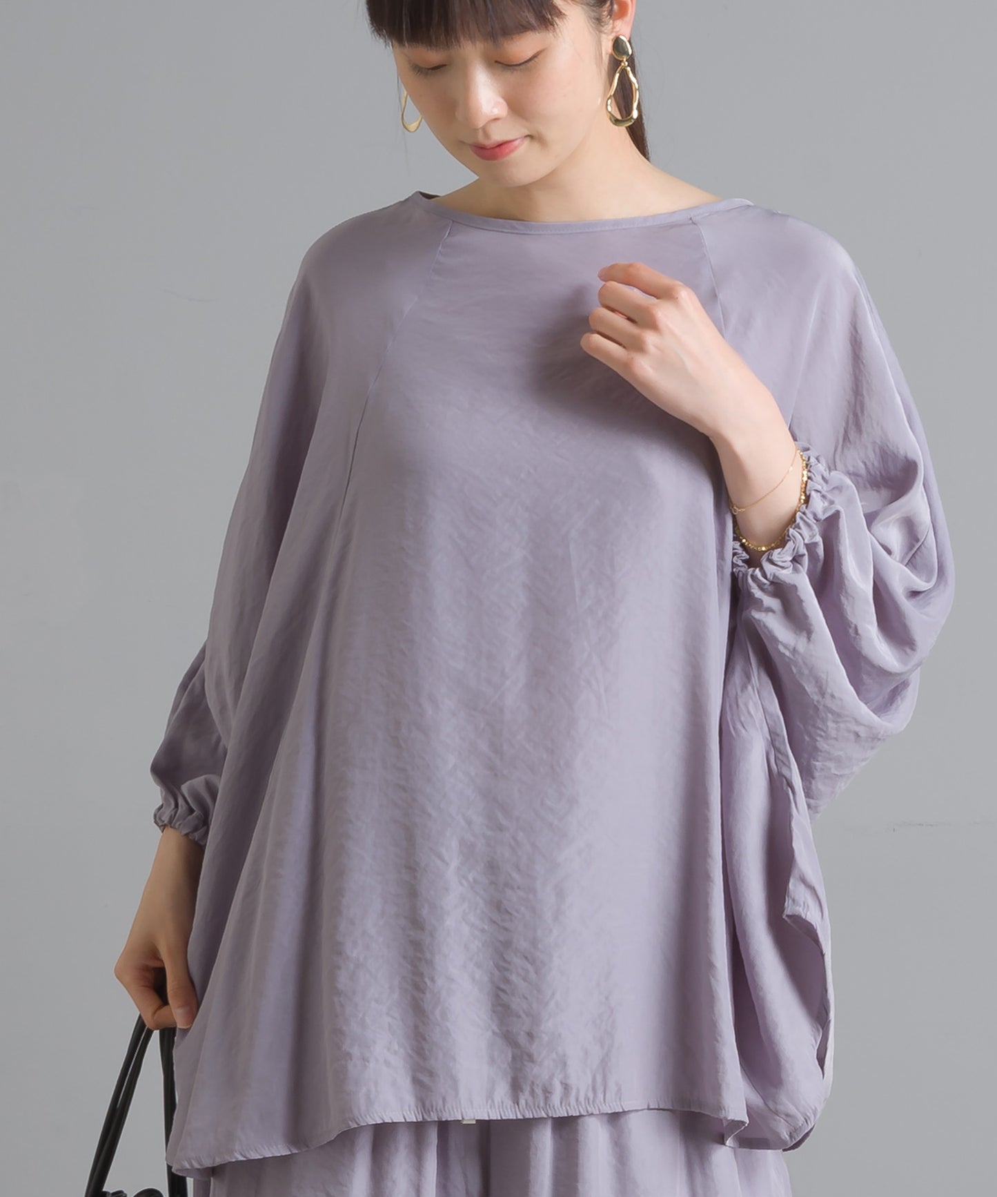 【OMNES Another Edition】気流染めシルクタッチ 袖ギャザー七分袖ポンチョブラウス【7121-4070】
