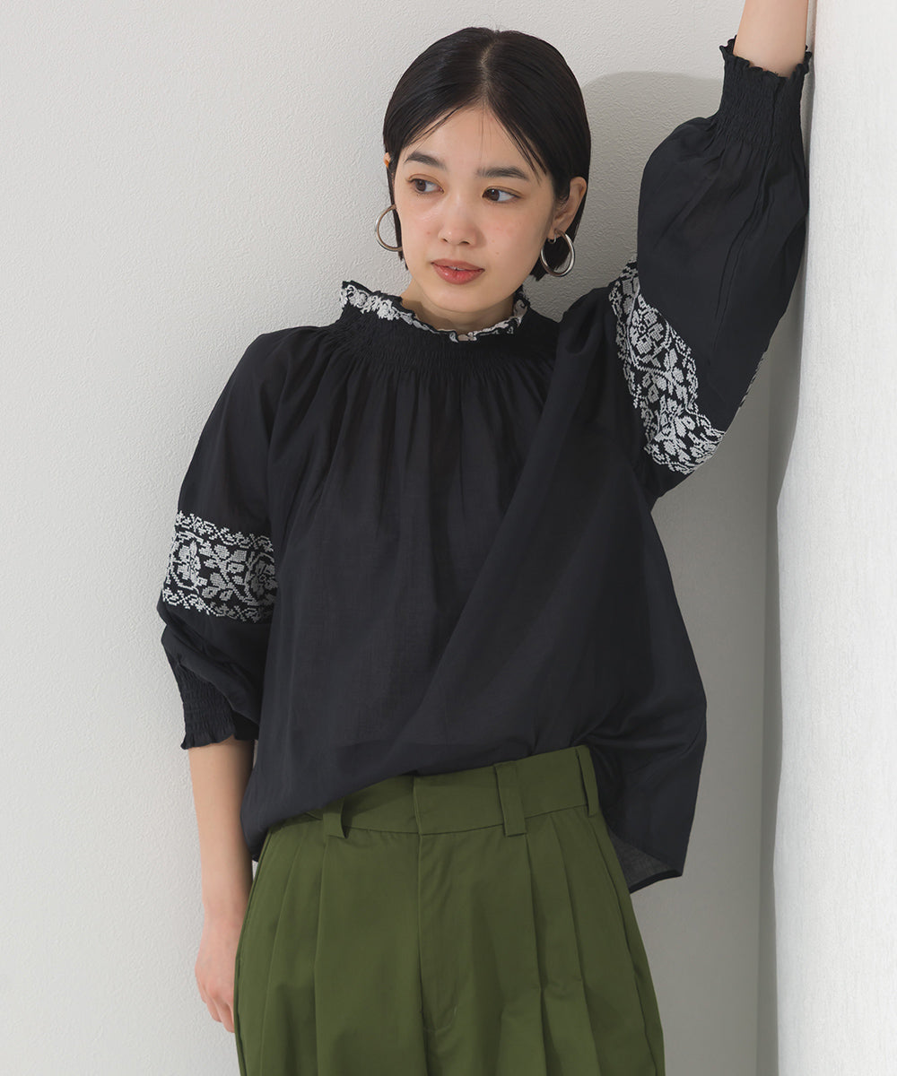 【OMNES】ボイル刺繍シャーリングハイネック長袖ブラウス【261W435OMN005】