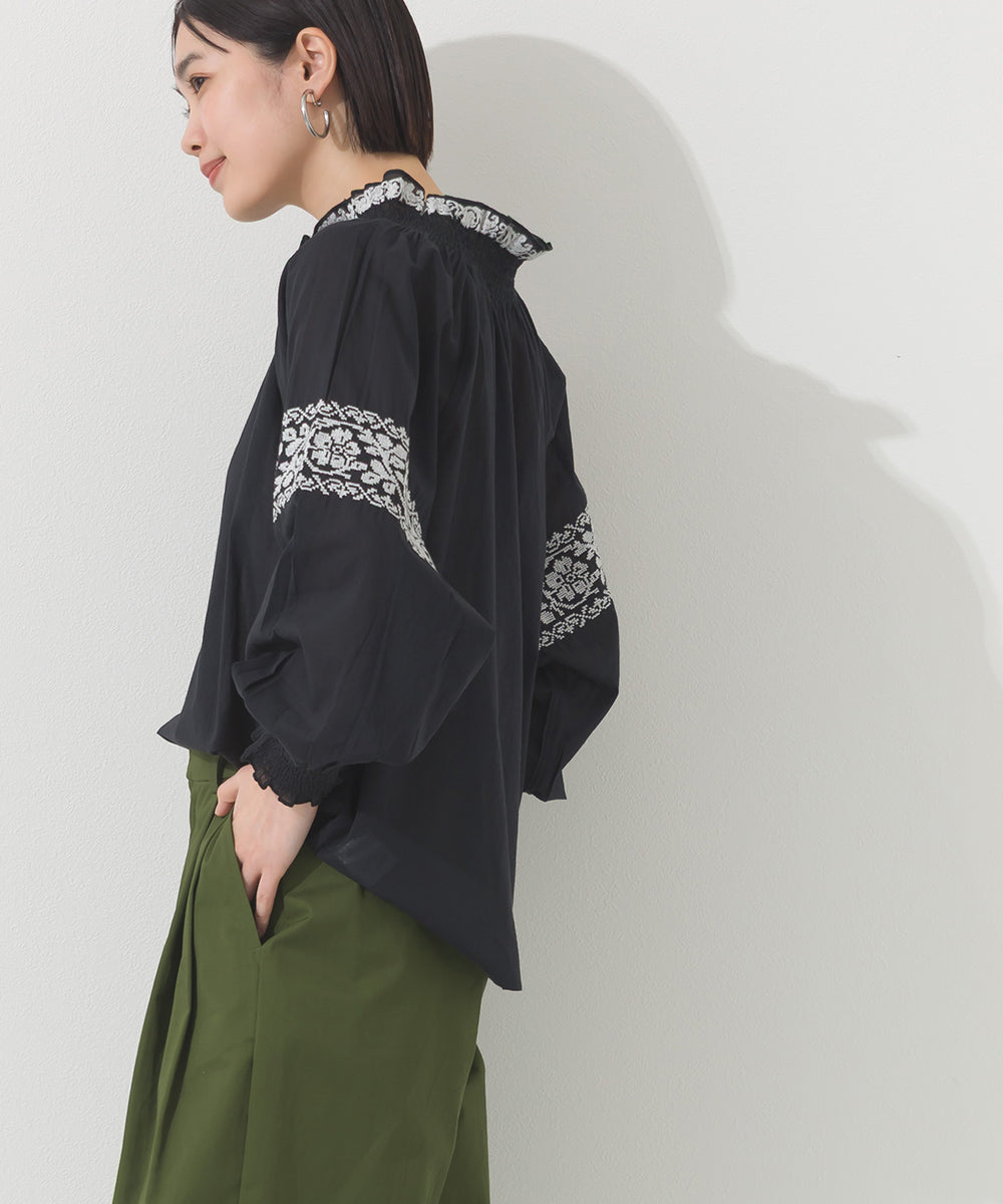 【OMNES】ボイル刺繍シャーリングハイネック長袖ブラウス【261W435OMN005】