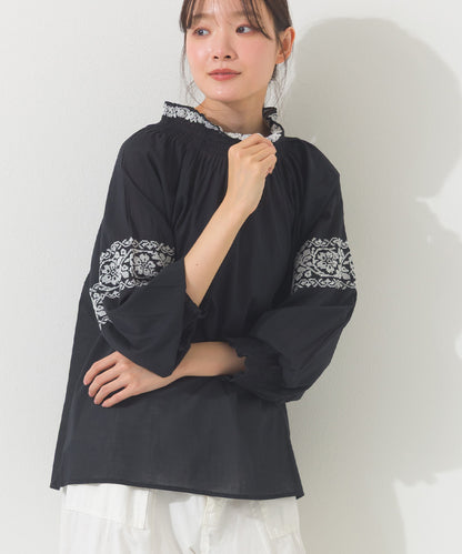 【OMNES】ボイル刺繍シャーリングハイネック長袖ブラウス【261W435OMN005】