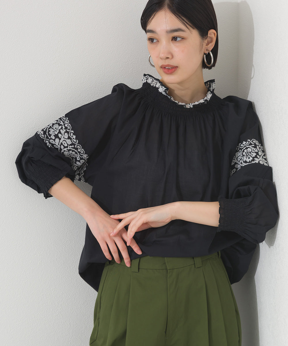 【OMNES】ボイル刺繍シャーリングハイネック長袖ブラウス【261W435OMN005】
