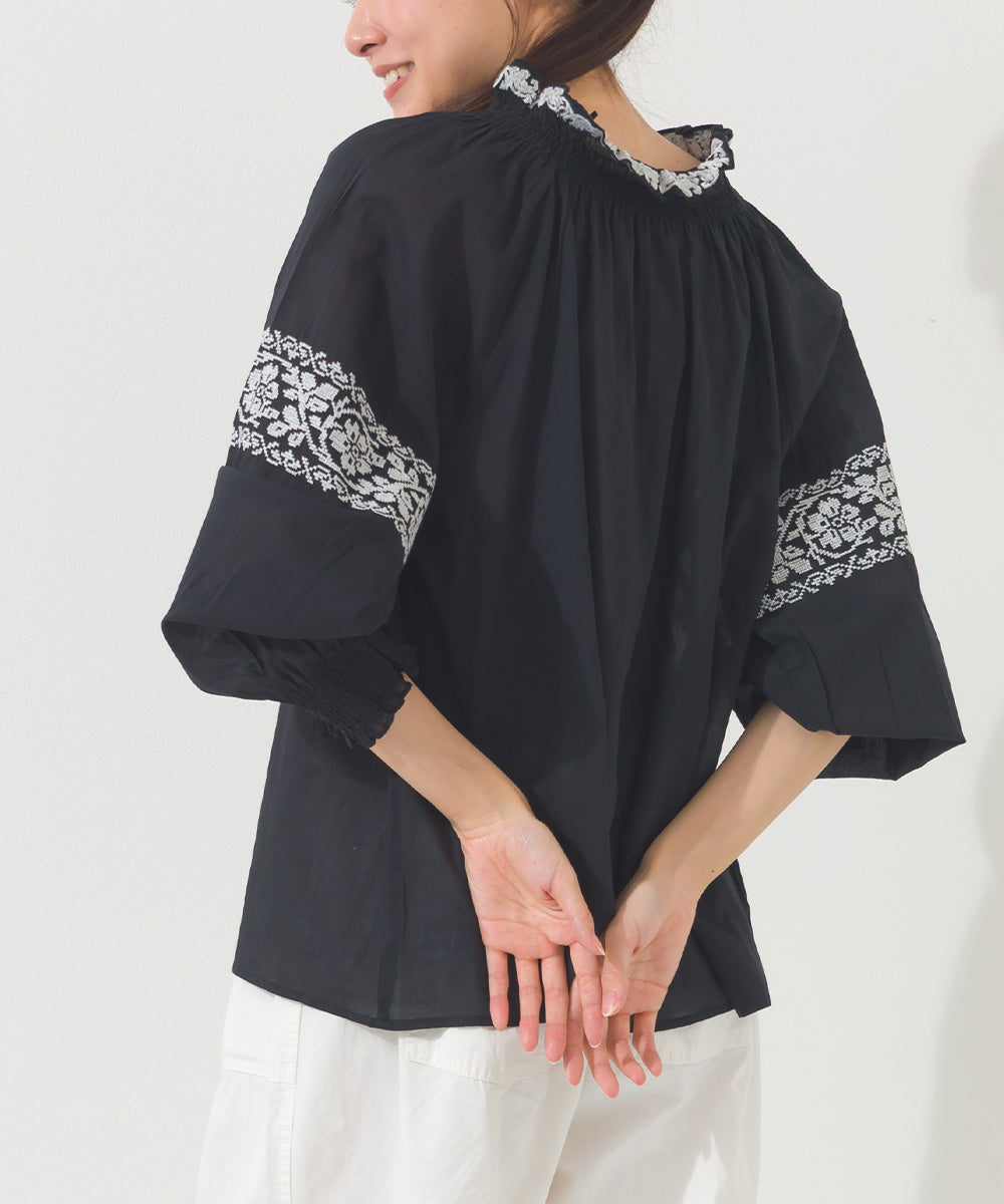 【OMNES】ボイル刺繍シャーリングハイネック長袖ブラウス【261W435OMN005】