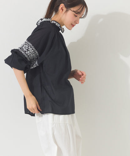 【OMNES】ボイル刺繍シャーリングハイネック長袖ブラウス【261W435OMN005】