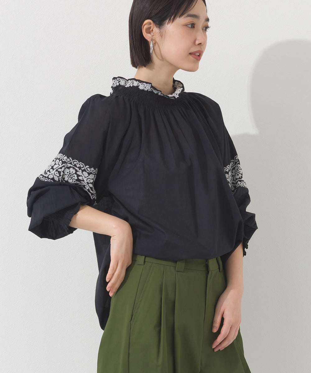 【OMNES】ボイル刺繍シャーリングハイネック長袖ブラウス【261W435OMN005】