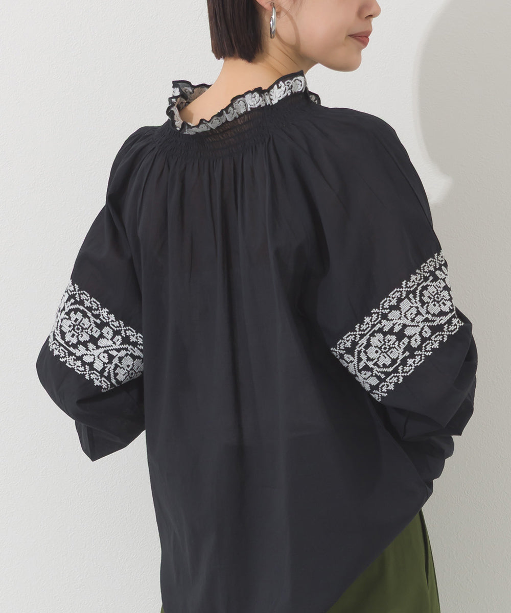 【OMNES】ボイル刺繍シャーリングハイネック長袖ブラウス【261W435OMN005】